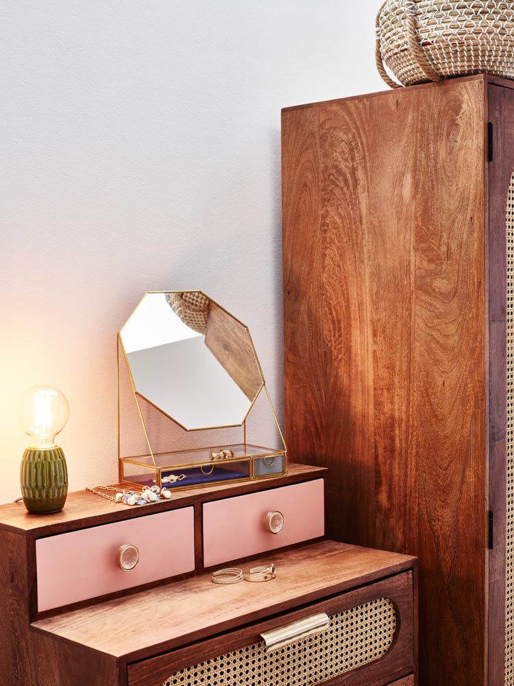 Pink and gold dressing table in wood with gold-rimmed mirror and drawers for kids bedroom - Beautiful Homes