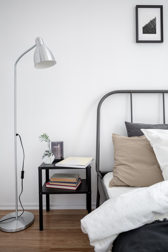 Floor lamp that gives an industrial mood to the bedroom decor - Beautiful Homes