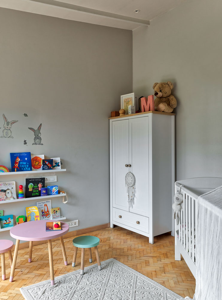 Kids Bedroom Design With Stencil Art on Walls, White Wardrobe and Wooden Floor - Beautiful Homes