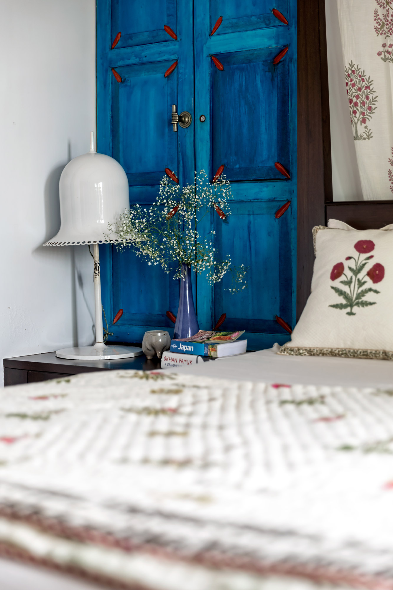 Bedside Table Design With White Table Lamp - Beautiful Homes