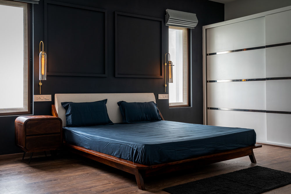 Side table & rugs for your black bedroom - Beautiful Homes Side table & rugs for your black bedroom interior design - Beautiful Homes