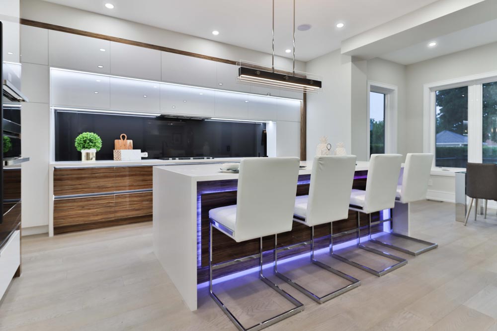 All white glossy waterfall edged kitchen island with lighting fixture - Beautiful Homes All white glossy waterfall edged kitchen island with lighting fixture - Beautiful Homes