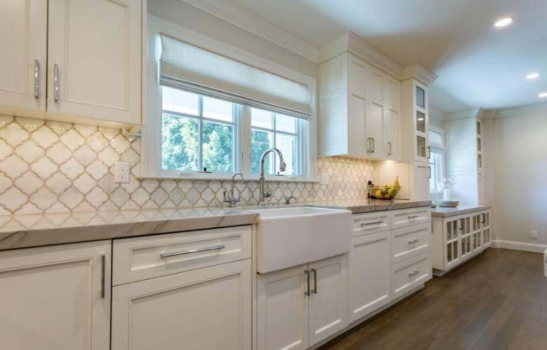 White and golden kitchen wallpaper designs - Beautiful Homes White and golden patterned kitchen wallpaper designs - Beautiful Homes