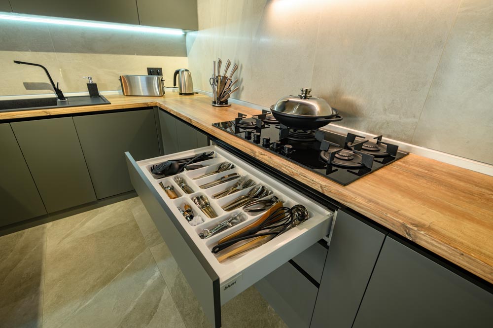 Modular kitchen with built in cutlery storage in the kitchen drawer - Beautiful Homes Modular kitchen with built in cutlery storage in the kitchen drawer - Beautiful Homes