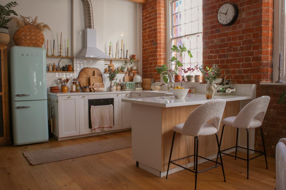 Breakfast counter design & chairs for your U-shaped kitchen interiors - Beautiful Homes