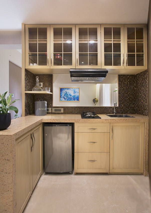 Mini kitchen with a singular colour palette, backsplash with tiles in earthy tones