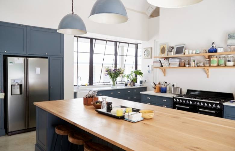 Blue & white kitchen wall colour combination for a large kitchen - Beautiful Homes