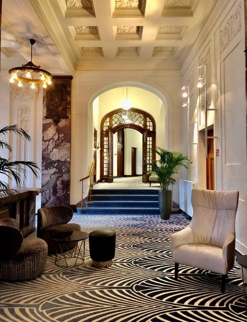 Modern black & white patterned carpet for the living room - Beautiful Homes