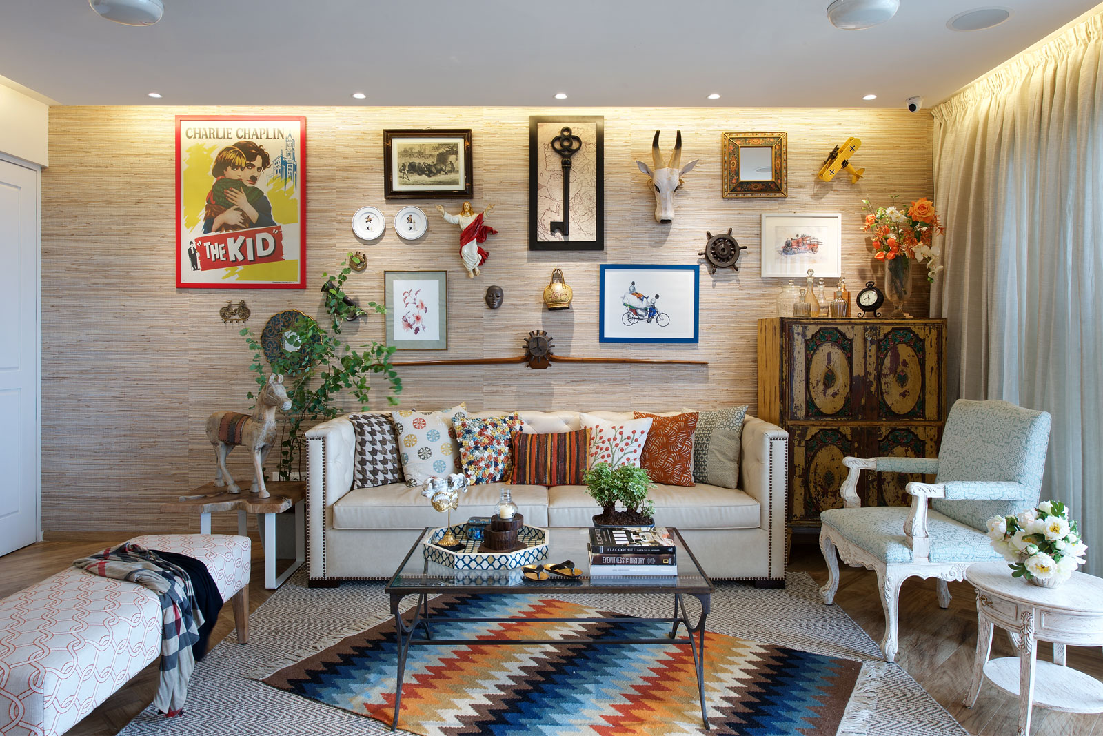 Coffee Table Décor For Living Room With White Sofa & Cream Colour Wallpaper - Beautiful Homes