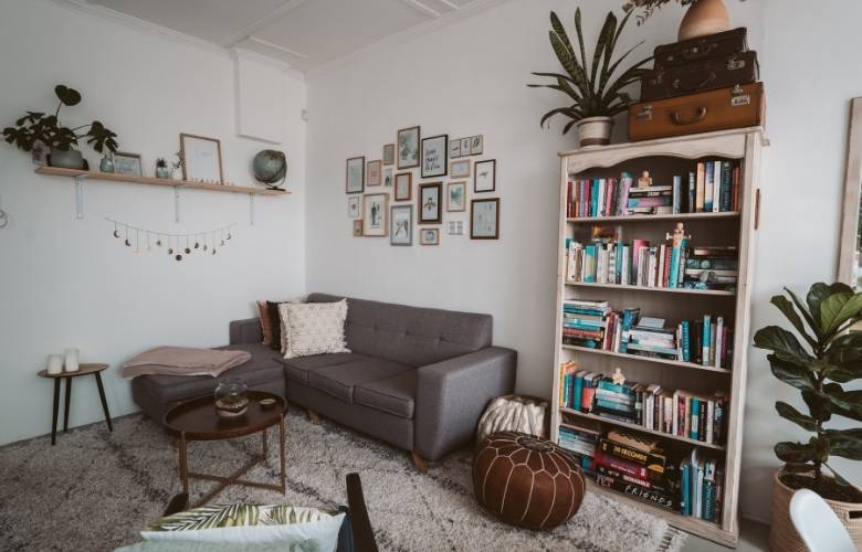 Industrial style décor in this living room - Beautiful Homes