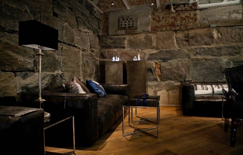 Use metallic table lamp for an industrial style décor - Beautiful Homes