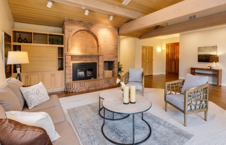 Living room design with accent center table & minimal furniture - Beautiful Homes