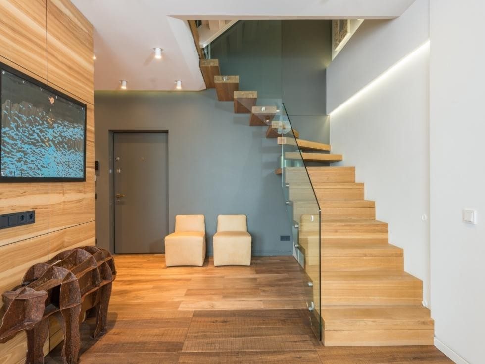 White staircase wall colour for wooden steps - Beautiful Homes