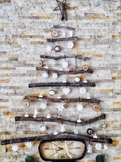 DIY wall decoration for bedroom with christmas tree placed on vintage clock - Beautiful Homes