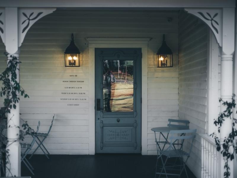 Traditional wall light ideas for your front porch lighting ideas - Beautiful Homes