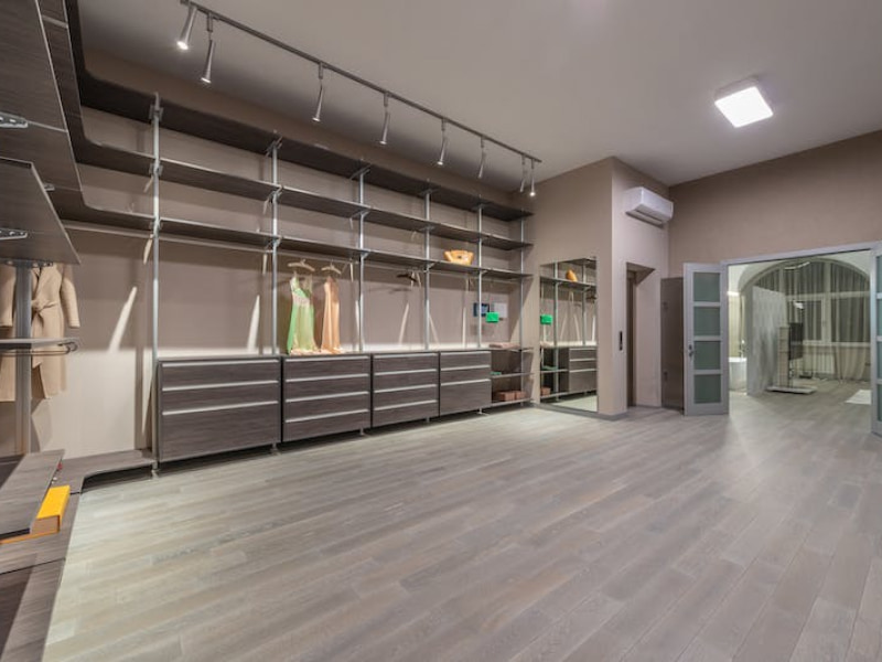 Walk-in closet dimensions with spotlights - Beautiful Homes